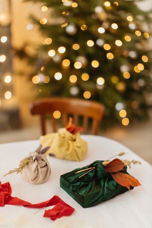 Emballer les cadeaux de noël dans un furoshiki